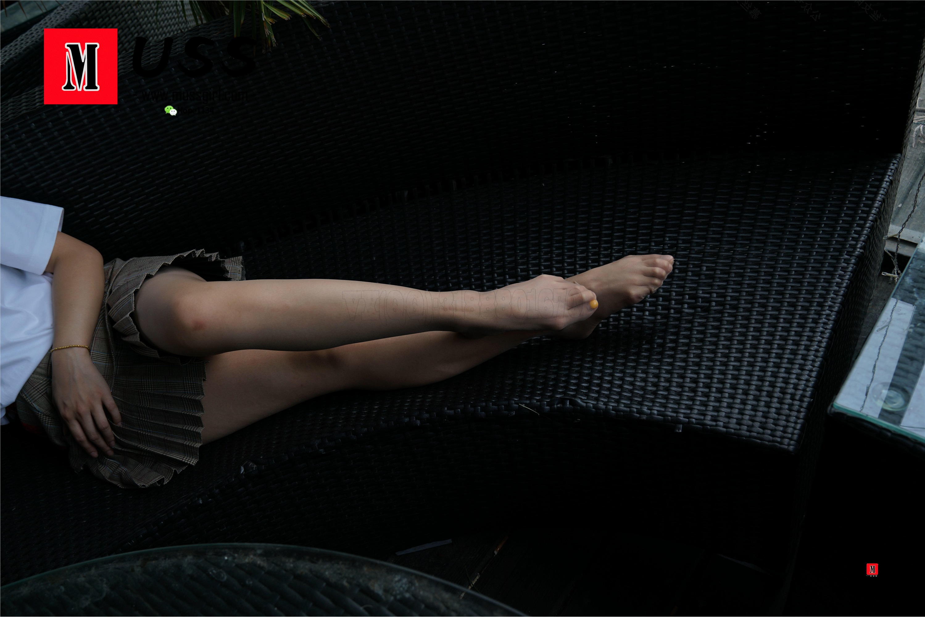 MussGirl慕丝女郎  NO.008 拍过模特的美足，那化妆师璐璐的呢？